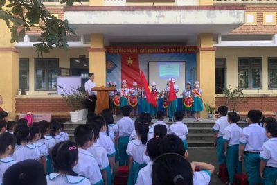 Sinh hoạt dưới  cờ “Mỗi tuần một câu chuyện đẹp, một cuốn sách hay, một tấm gương sáng”