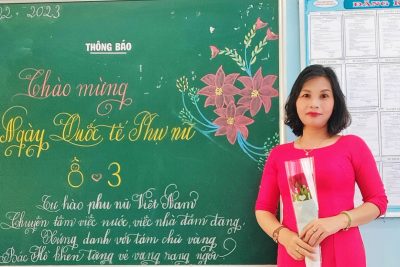 Giáo viên nữ hưởng ứng Tuần lễ áo dài do Liên đoàn Lao động huyện phát động